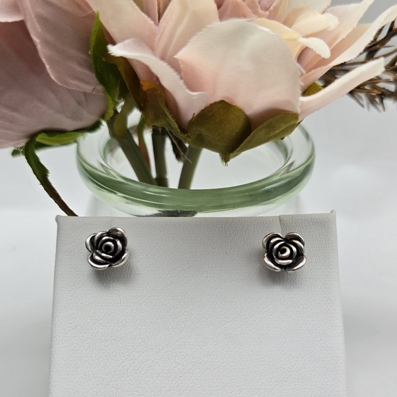 ❤️ MODERN ROSE STUD EARRINGS - Picture 8 of 10